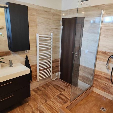 Апартаменти Apartman Dominika Rovinka Екстер'єр фото